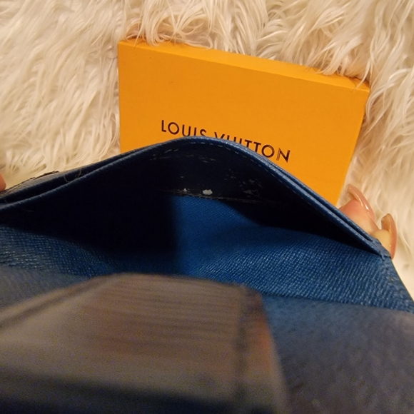 Authentic LV Epi blue snap wallet - Picture 7 of 14